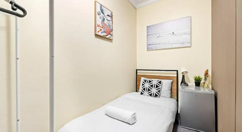 Well-Located Single Room in Auburn - Near Station and Shops - Shared Bathroom - Image 1