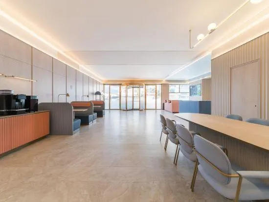 HanTing Hotel (Jiangmen Sanshisan Xujie Diwang Plaza) - Image 1