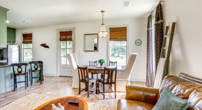Large Yard: 'Pascagoula Peach' Home in Baton Rouge - Image 1