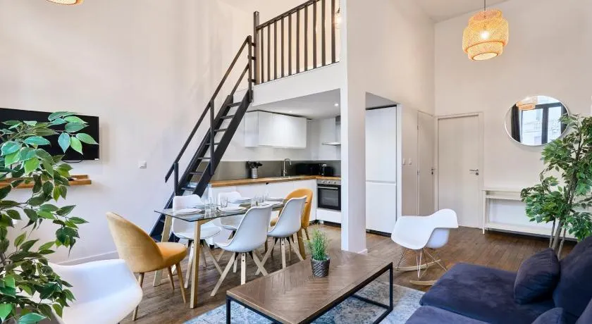 Bright 3-bedroom 2-bathroom flat. - Image 1