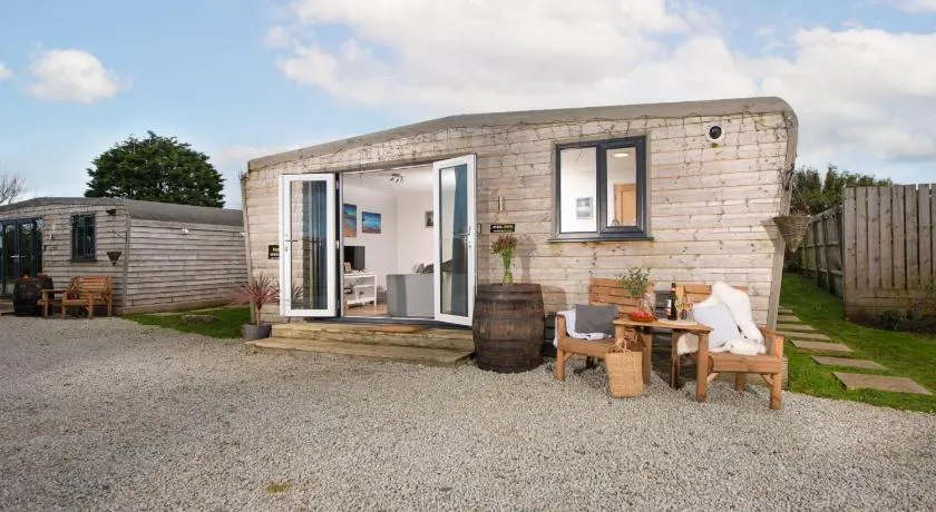 Wheal Jewel- Beautifully Fitted Wooden Lodge Helston Cornwall - Image 1