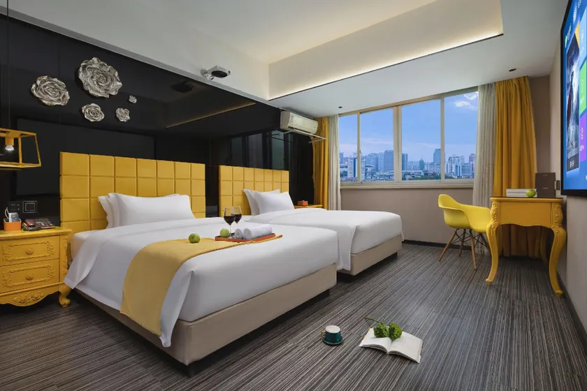 Light Wood · Pengrun Holiday Hotel - Image 1