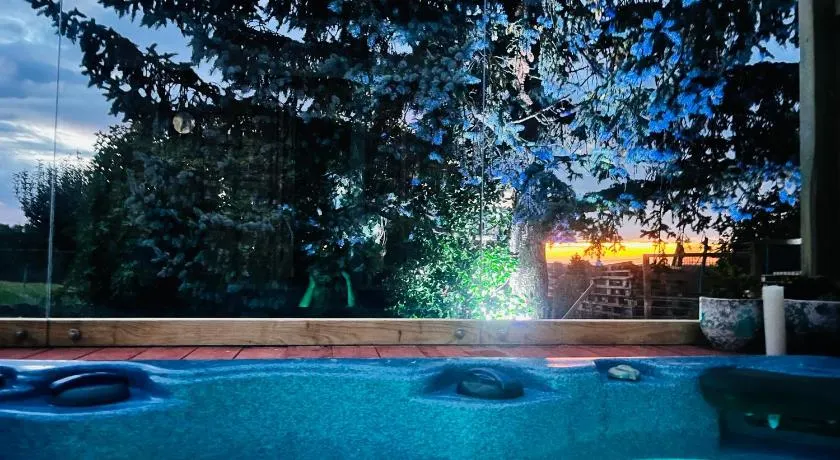 La k abane jacuzzi extérieur chauffée piscine de saison totalement privatisé - Image 1