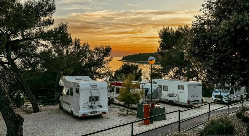 Porton Nature Hideouts - Image 1