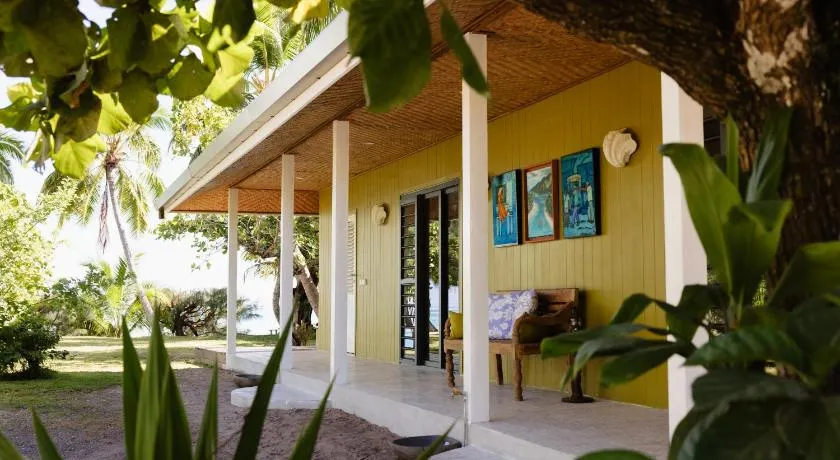 Fare Teiti Beach Bungalow - Image 1