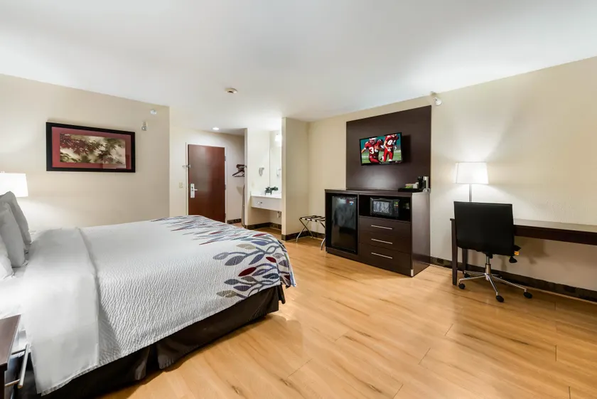 Econo Lodge Inn & Suites - Image 1