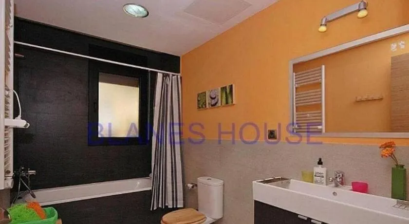 4 Bed Villa - Sleeps 9- Pool - Garden - Parking - Image 1