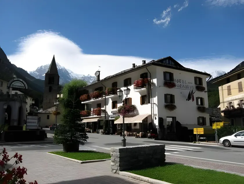 Hotel Bucaneve - Image 1