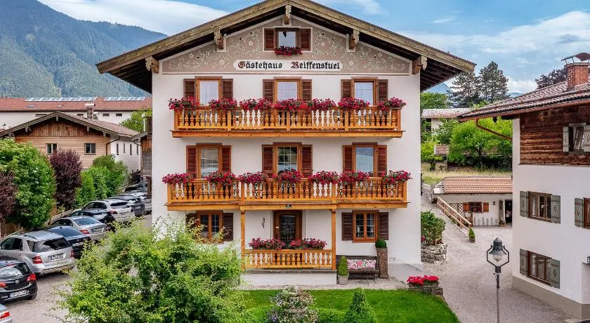 Hotel garni Reiffenstuel - Image 1