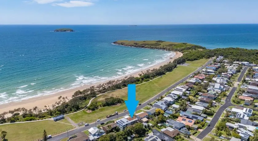 Sandy's Getaway - Front Row Seat to Sandy Beach, Coastal Walks, Pet Friendly - Image 1