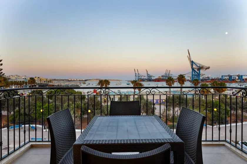 Elegant Seafront Duplex with Stunning Panoramic Views - Image 1