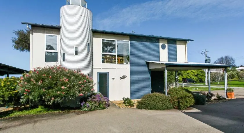 The Village Lighthouse - Metung Lake Escape - Image 1