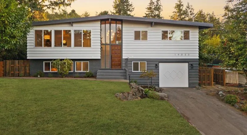 Moder charmer 4 BR 3 BA 12 Miles to Seattle, 3 miles to Airport near the mall - Image 1