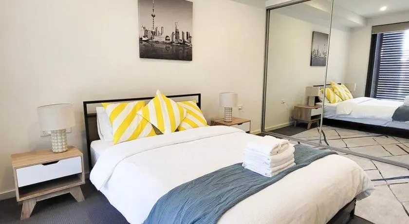 Modern Elegance: 2 Bedroom Oasis w/ Free Parking - Image 1