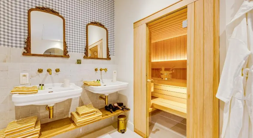 Miss Tinguett 3 Private Rooms Historic Boutique Stay with Private Sauna Central Bruges - Image 1