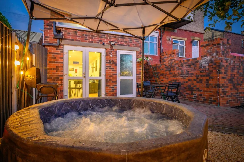 Phenomenal Stay - Private Parking & Hot tub - Image 1