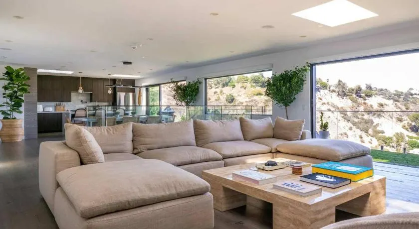 Hollywood Hills Luxury Oasis with Jacuzzi & Sauna - Image 1