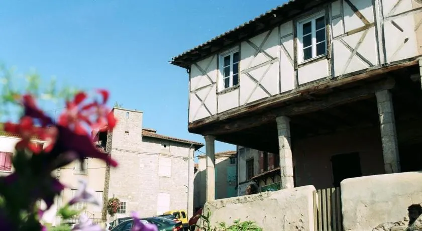 Confort moderne dans un gîte historique à Saint-Galmier - Image 1