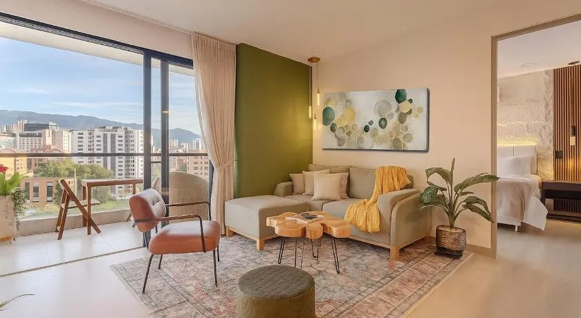 Luxury 2-Bedroom with Balcony & Panoramic City Views in El Poblado - Image 1