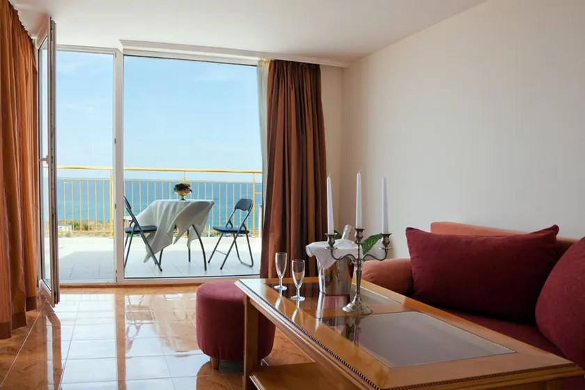 Hotel Sunny - Image 1