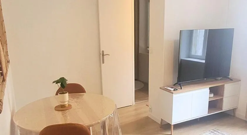 Appartement climatisé avec balnéo, parking gratuit, proche Auvers-sur-Oise - Image 1