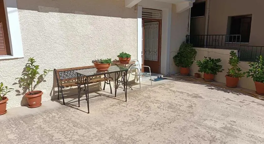 Ξενώνας Ρούμελη - Image 1