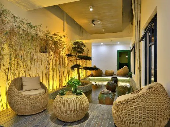 Wuzhen Yuyin Courtyard Design Hotel (South Gate of Xizha Scenic Area) - Image 1