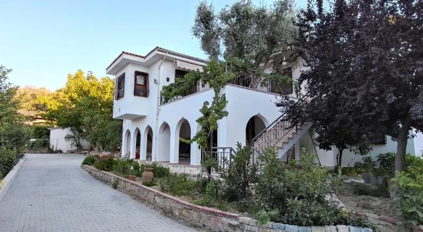 Kuşadası'nda Özel Havuzlu Kiralık Büyük Villa - Image 1