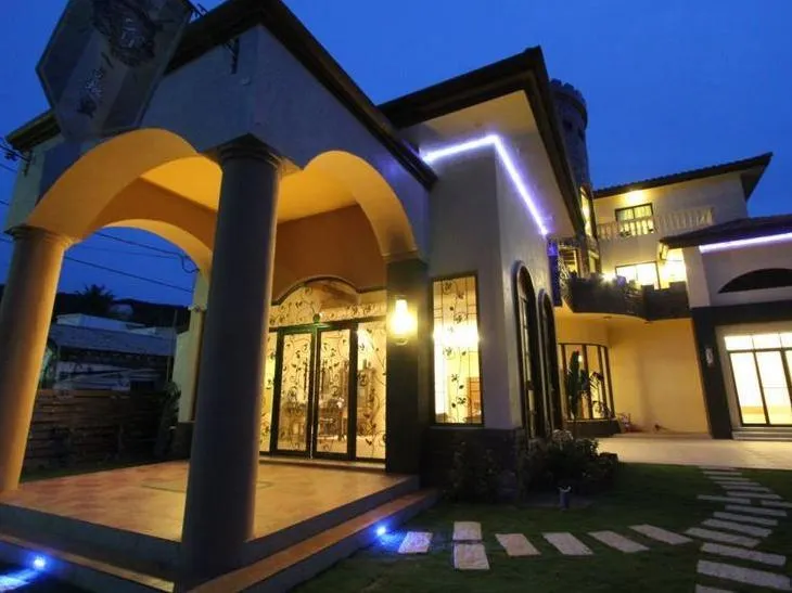 E-Ping Castle Hotel - Image 1