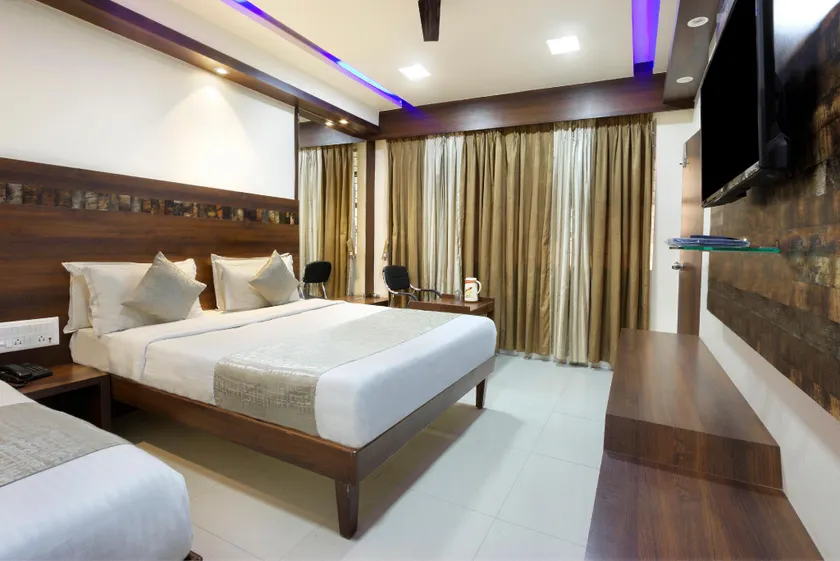 Mannars Deluxe Lodge - Image 1