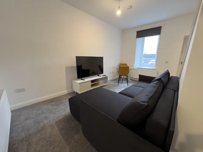 1-Bed Duplex with Sofa Bed in Airdrie Lanarkshire - Long Stays - Free Parking - Image 1