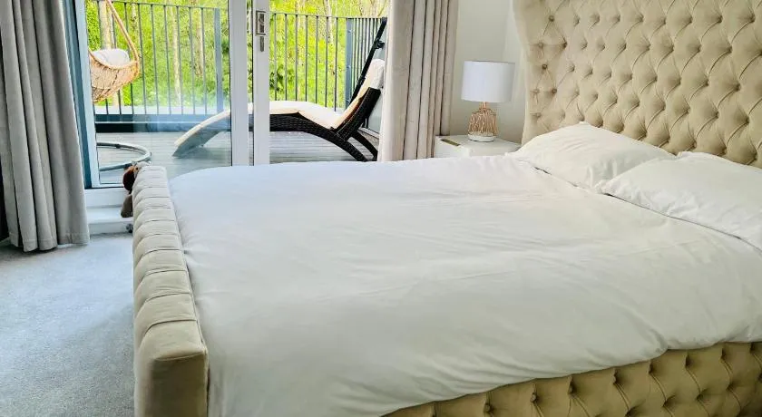Glasgow City Central Executive Triplex House, 3 Bedroom 3 Bathrooms 1 living room Kitchen - Huge Terrace for Master Bedroom - Private E Parking LEZ Congestion Zone Free - Garden - 5 mins drive to City Centre Central Station - Image 1