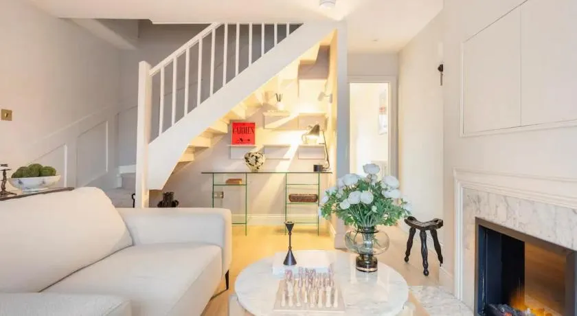 Spring Stays Cosy 2-Bed Residence with Free Parking - Image 1