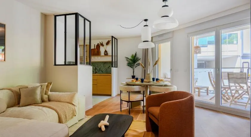 Paris West Elegant residence - Image 1