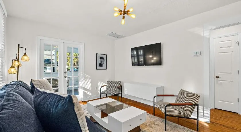 Private Uptown Flat - Walk to Nights of Lights! - Image 1