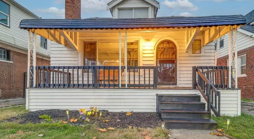 Easy Dtwn Detroit Access: Pet-Friendly Family Home - Image 1