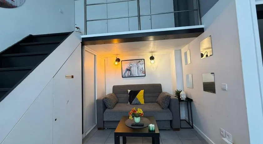 Spacious, bright and beautifully decorated flat in heart of Marais short walk to Picaso Museum - Image 1