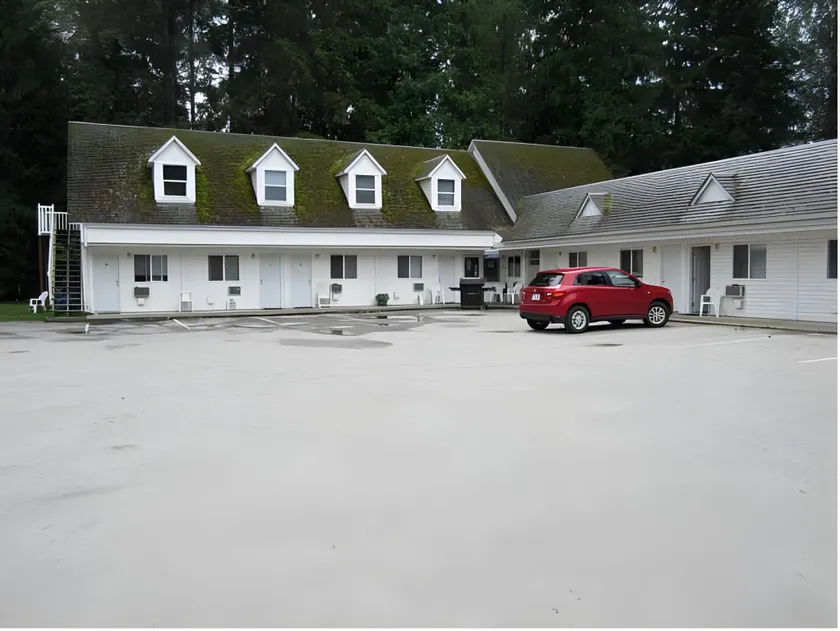 Pines Motel - Image 1