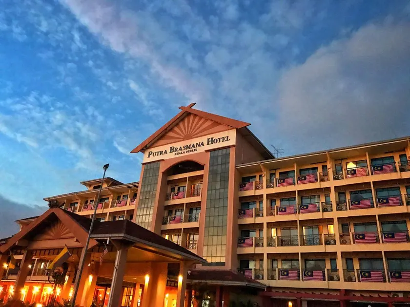 Putra Brasmana Hotel - Image 1