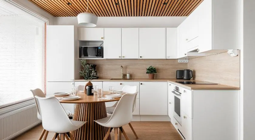 Kingwest Villa - free parking, sauna, 5br & NEW AC - Image 1