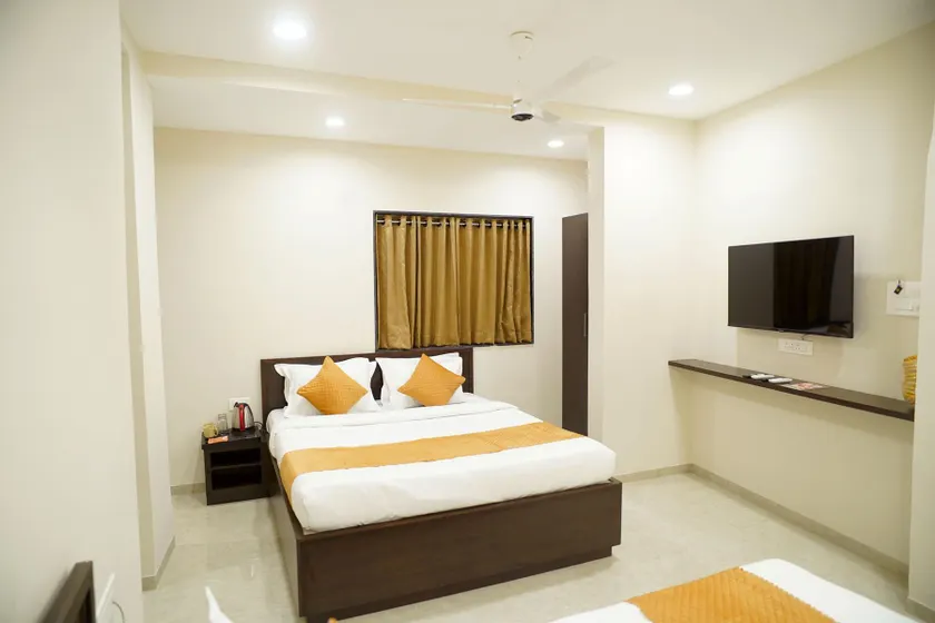 Hotel Visawa Residency 5 min Walk From Mahalaxmi Temple Kolhapur - Image 1