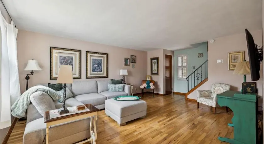 Spacious Family Home with Parking and Backyard - Image 1