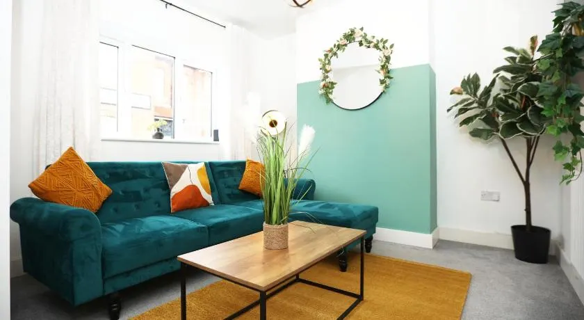 Redcliffe Place By N And N Stays Ltd - Lovelly Home close to Designer Outlet, Perfect for Contractors & Workers with convenient on street parking - Image 1