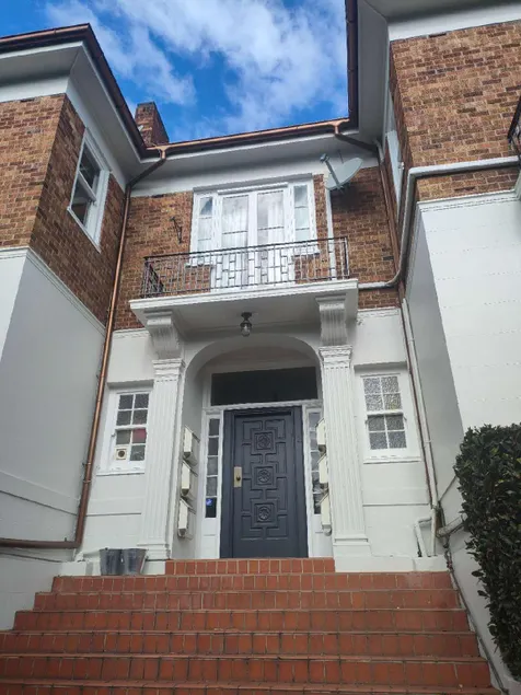 4 double and 2 single sofa beds apartment - Image 1