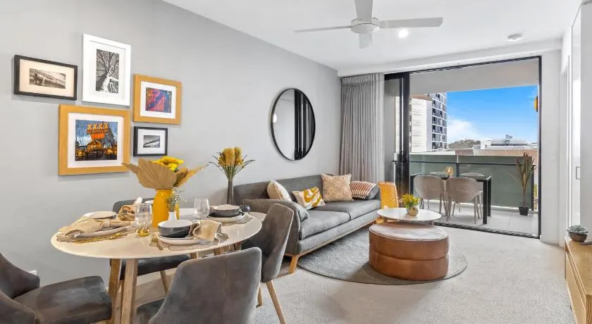 Lux 2BR Apt 5 Stars Hotel Pool Gym 10 min CBD - Image 1
