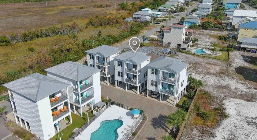 2 Bedroom Dog Friendly Cottage with Bunks, Sleeps 10, Heated Outdoor Pool, Walk to Beach - Image 1