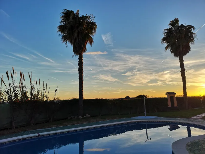 Espectacular residencial en 1a linea con piscina - Image 1