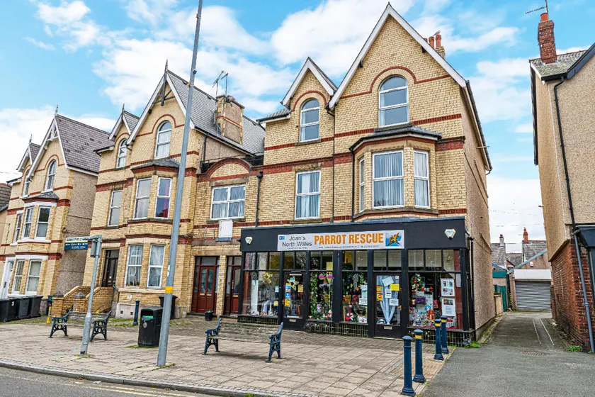 Colwyn Bay Two Bedroom Apartment by Guestz - Image 1