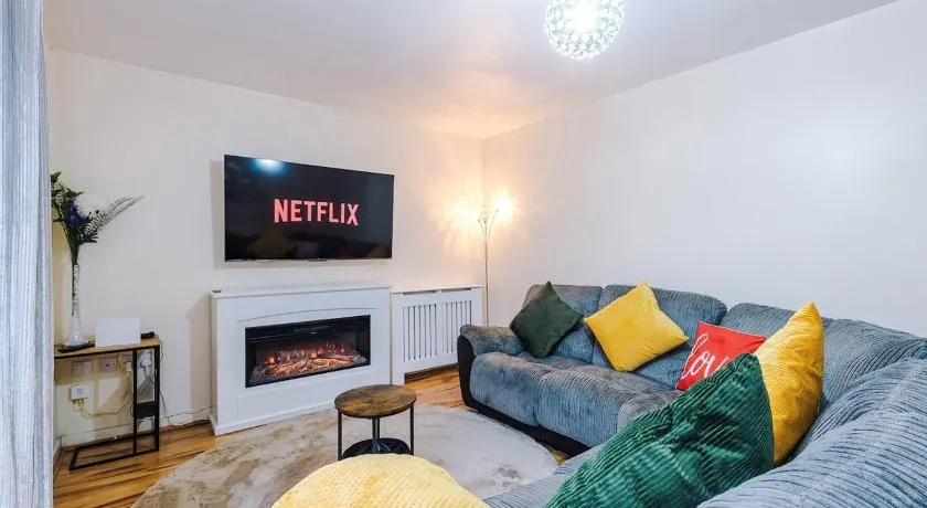 Stylish Lawnswood Lodge - Premium 3BR for Business & Leisure Stay Near Etihad & City Centre - Hosted by Parydise Properties - Image 1