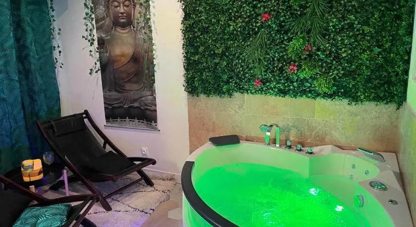 Maison Prestige Le Donjon des Plaisirs Jacuzzi - Image 1